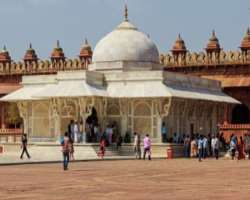 You can also get the blessings of Sufi saint Salim Chisti at his tomb located inside the complex. The mausoleum was made using white sandstone. The to